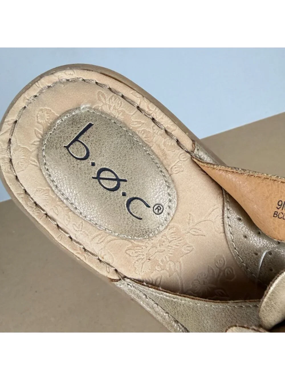 b.o.c. Born Floral Thong Sandals Womens 9 Tan/Gold Faux Leather Casual Slip On
